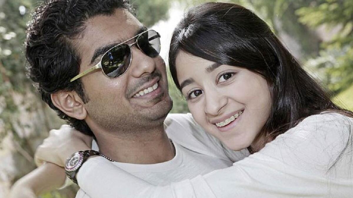 الفنانة اسيل عمران والإعلامي البحريني خالد الشاعر، علاقة حب قوية جمعتهما وقدما سوياً برنامج واقعي على شاشة الام بي سي الا ان الطلاق كان رفيق علاقتهم وقد تطلقا مؤخراً للمرة الثالثة مما يعني استحالة عودتهما.