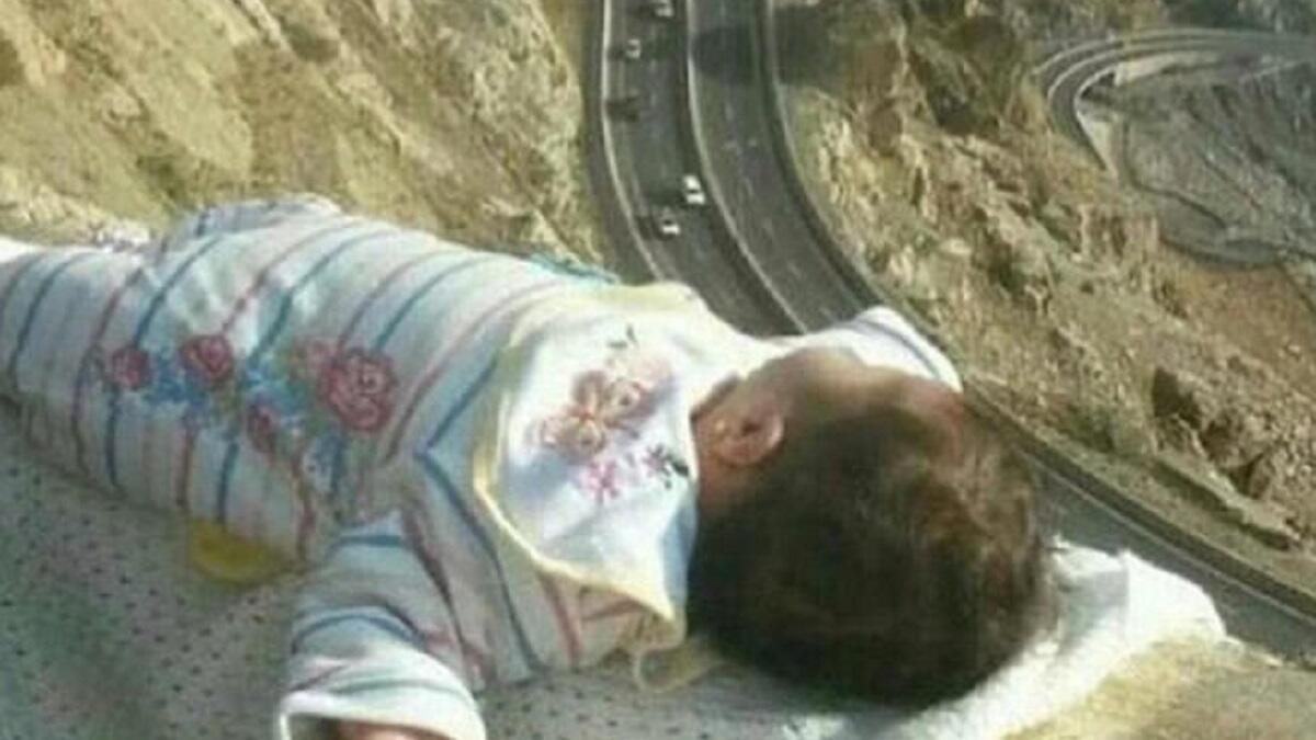 تناقل رواد موقع التواصل الاجتماعي صورة لطفل رضيع تم وضعه على حافة هاوية في قمة جبل الهدا على الطريق الطائف ـــ مكة المكرمة في السعودية بصورة خطرة، وهو ما أثار غضب السعوديين على تصرف الفاعل.