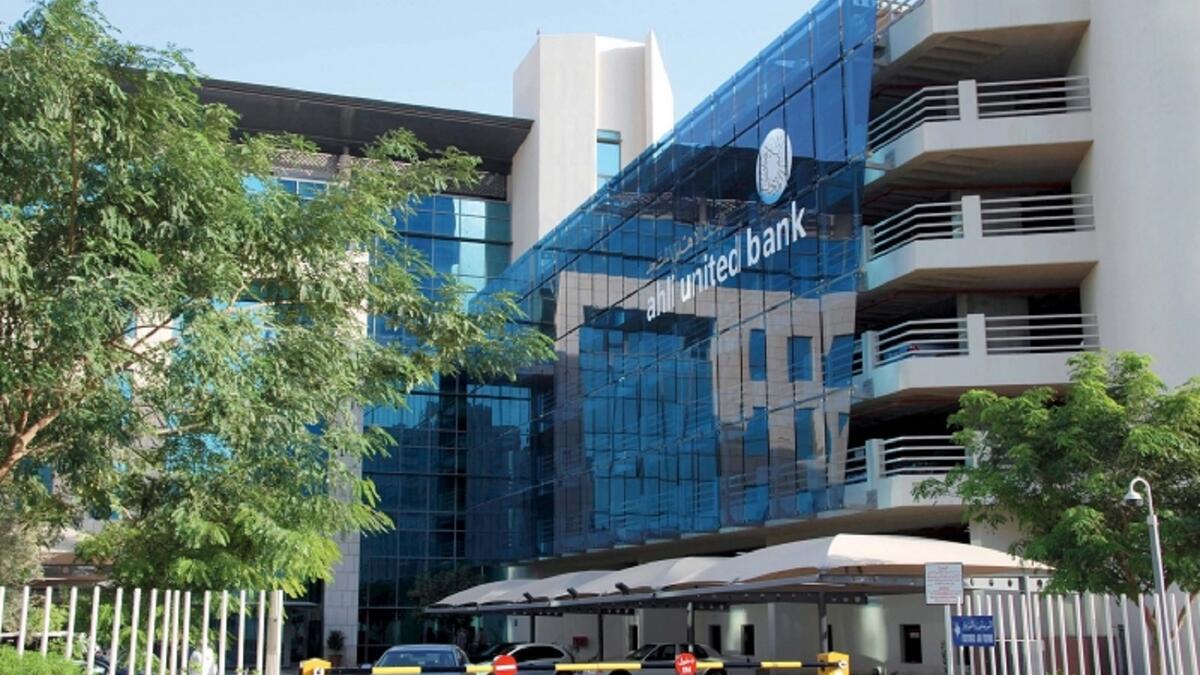 شملت القائمة 8 شركات متداولة في سوق البحرين، 4 منها ضمن أقوى 100 شركة، كما أن معظم الشركات البحرينية بالقائمة بقطاع البنوك والخدمات المالية مثل (البنك الأهلي المتحد) و(المؤسسة العربية المصرفية) وبلغت القيمة نحو 15.2 مليار دولار