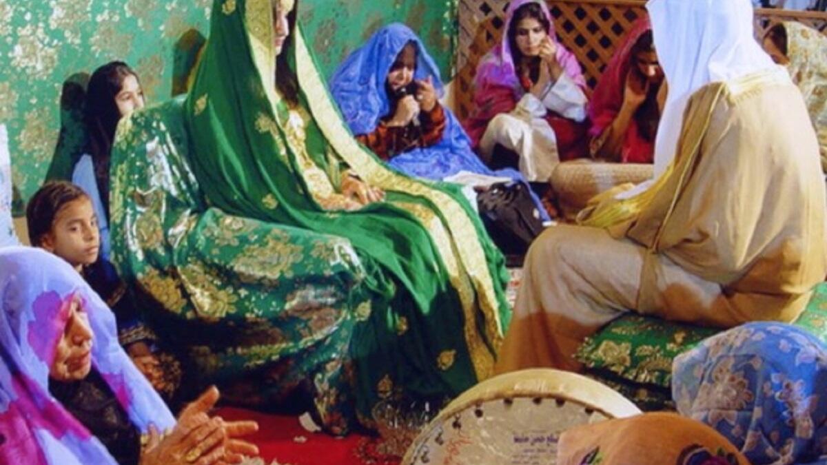 البحرين: مع بداية مراسم الزفاف في البحرين، تحضر الداية وعاءً من الفخار وتضعه وسط باحة المنزل ويجلس العروسان متقابلين ويضعان قدميهما في الوعاء بحيث يتلامس إبهام كل واحد بإبهام الآخر، بينما يقوم العريس برمي قطع نقدية في الوعاء.