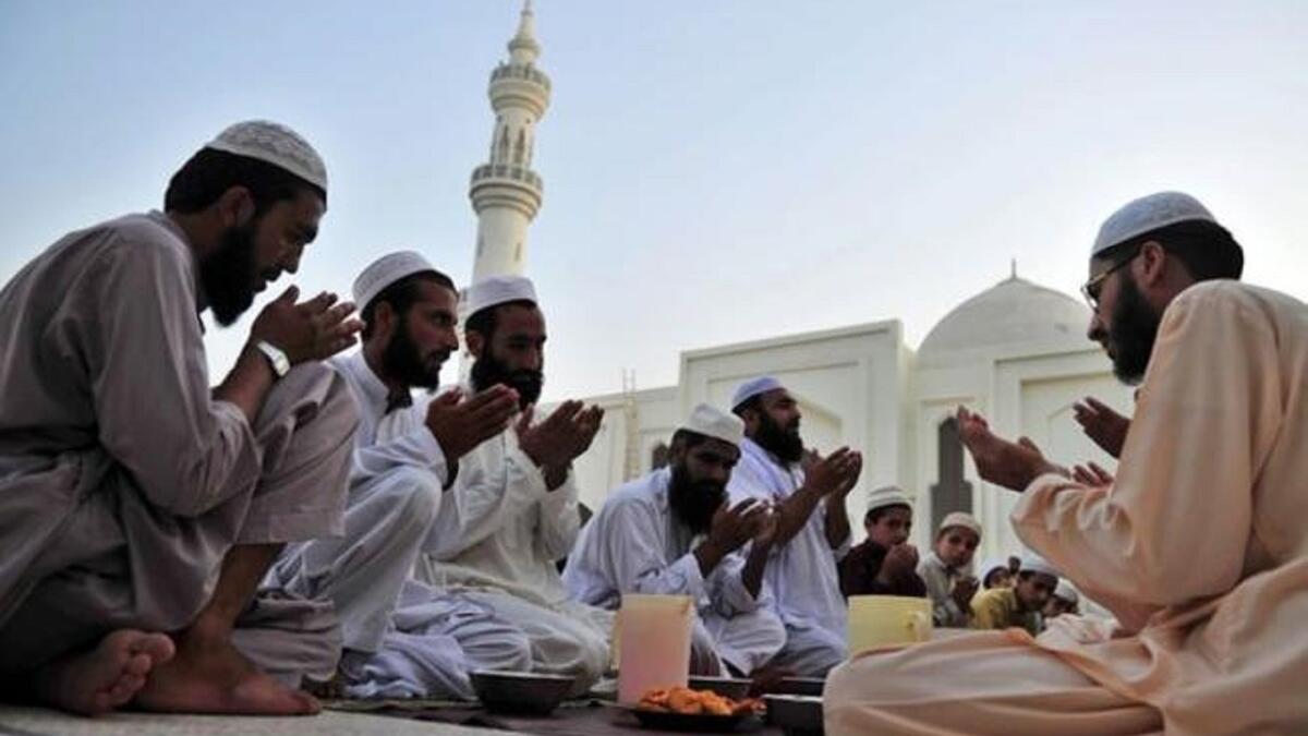 أصدر رجل دين باكستاني فتوى نادرة في بلاده، تسمح لبعض المسلمين بالإفطار خلال شهر رمضان بسبب موجة الحر التي ضربت البلاد وتسببت في مقتل 750 شخصًا.