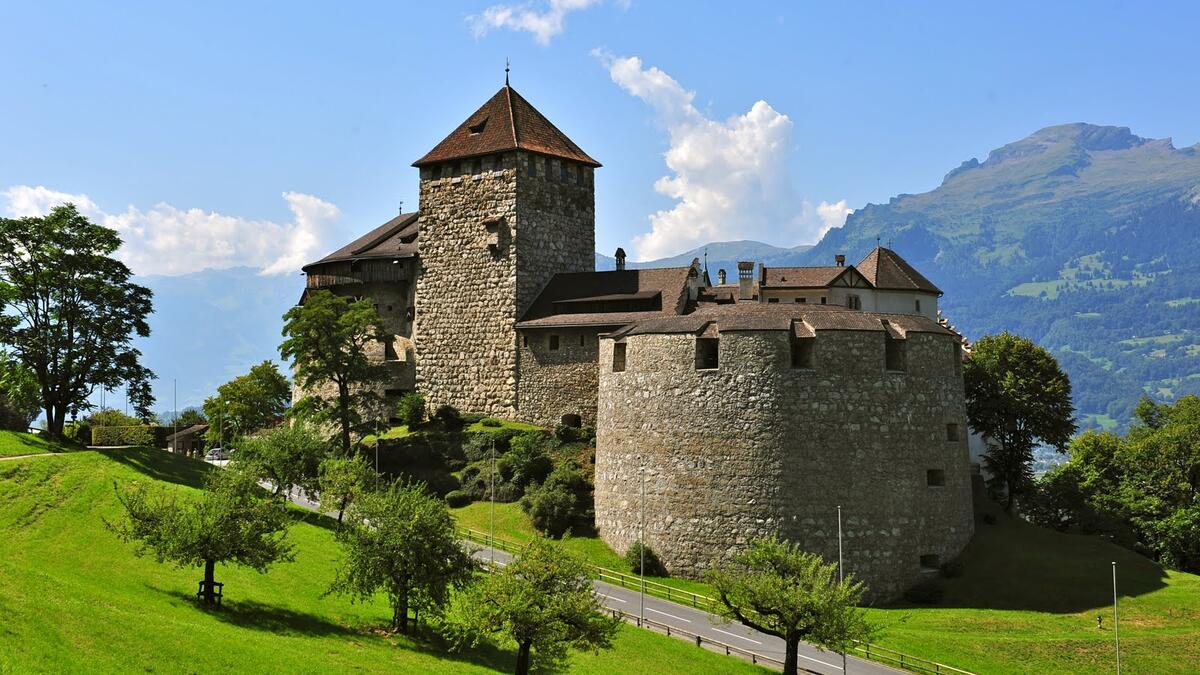 قلعة فادوز في ليخنشتاين: واحدة من أهم معالم مدينة فادوز عاصمة ليختنشتاين، مقر سكن أمير ليختنشتاين وتطل على المدينة من خلال ربوة عالية. وعاصمة ليختنشتاين تقع في وسط أوروبا ويبلغ عدد سكانها حوالي 5248 نسمة.