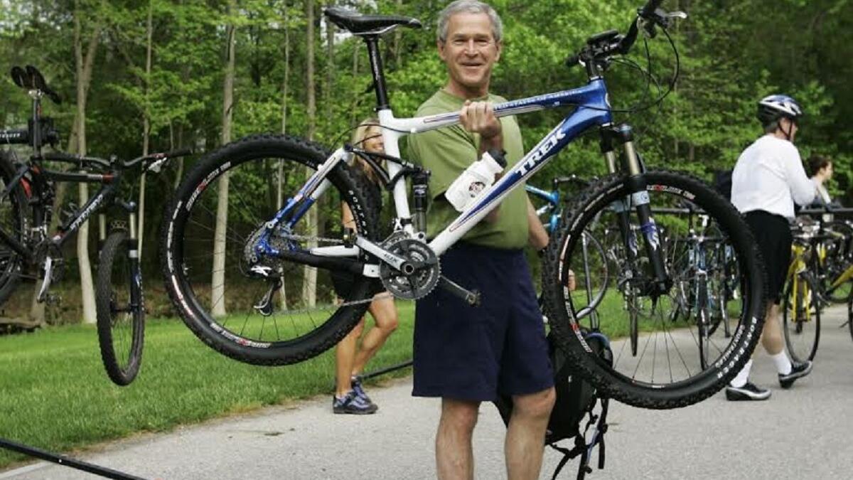 رئيس الولايات المتحدة الأسبق جورج بوش الابن خلال نزهته مع دراجته الهوائية في بيلتسفيلد، 5 مايو/ أيار 2007