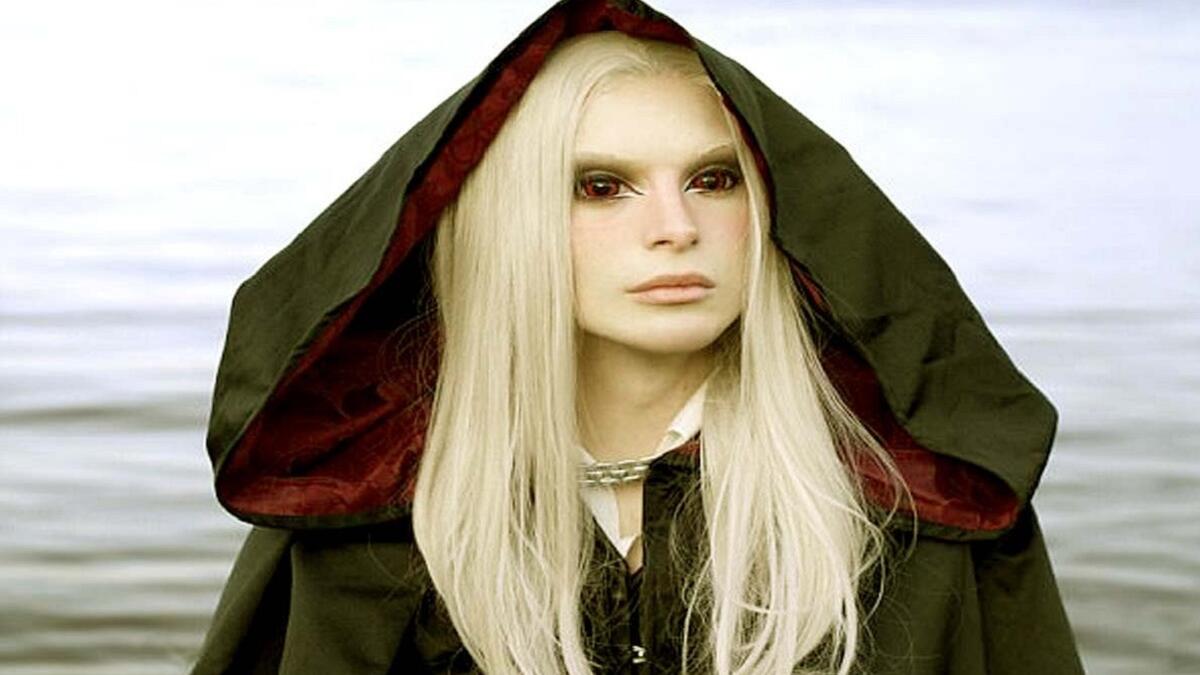 الأرجنتيني لويس بادرون، أنفق مبلغ 32 ألف دولار أمريكي ليصبح شبيها بالجني في الشخصيات التلفزيونية، خضع لعدد من العمليات الجراحية، من بينها جراحة للأنف، وعمليات بالليزر لتبييض الجلد، بالإضافة إلى شفط الدهون من منطقة الفكين وتغيير لون عينيه إلى الأزرق الكريستالي.