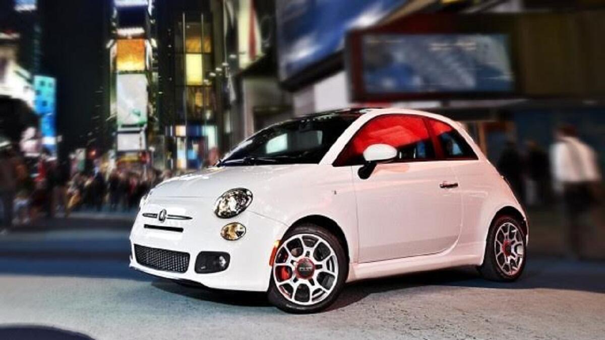 فيات 500: تبقى رؤية سيارة "فيات 500" في القرى الإيطالية أمرًا معتادًا، لم تتجاوز قوة محرك هذه السيارة الـ 13 حصانًا في تصميمها الأول، مع هيكل أصغر من هيكل الـ "ميني".