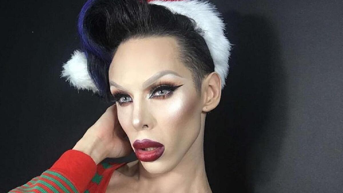 الشاب الأمريكي فيني أوه Vinny Ohh (22 عامًا) خضع لأكثر من 110 عملية تجميل لتغيير شكله تماماً وصار يشبه المخلوقات الفضائية ويطمس أي مظهر يحدد جنسه، أنفق خلالها ما يزيد عن 160 ألف دولار.