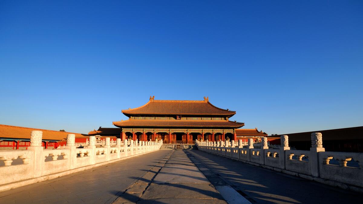 المدينة المحرمة – الصين:ظلت مدينة القصر الإمبراطوري محرَّمة على الشعب ما أسهم في إضفاء القدسية الدينية على المدينة،فُتح جزء من المدينة أمام الجمهور لأول مرة عقب الثورة الصينية،وتحتوي المدينة على ما يزيد من مليون تحفة أثرية بين منحوتات التماثيل والمباني الحجرية