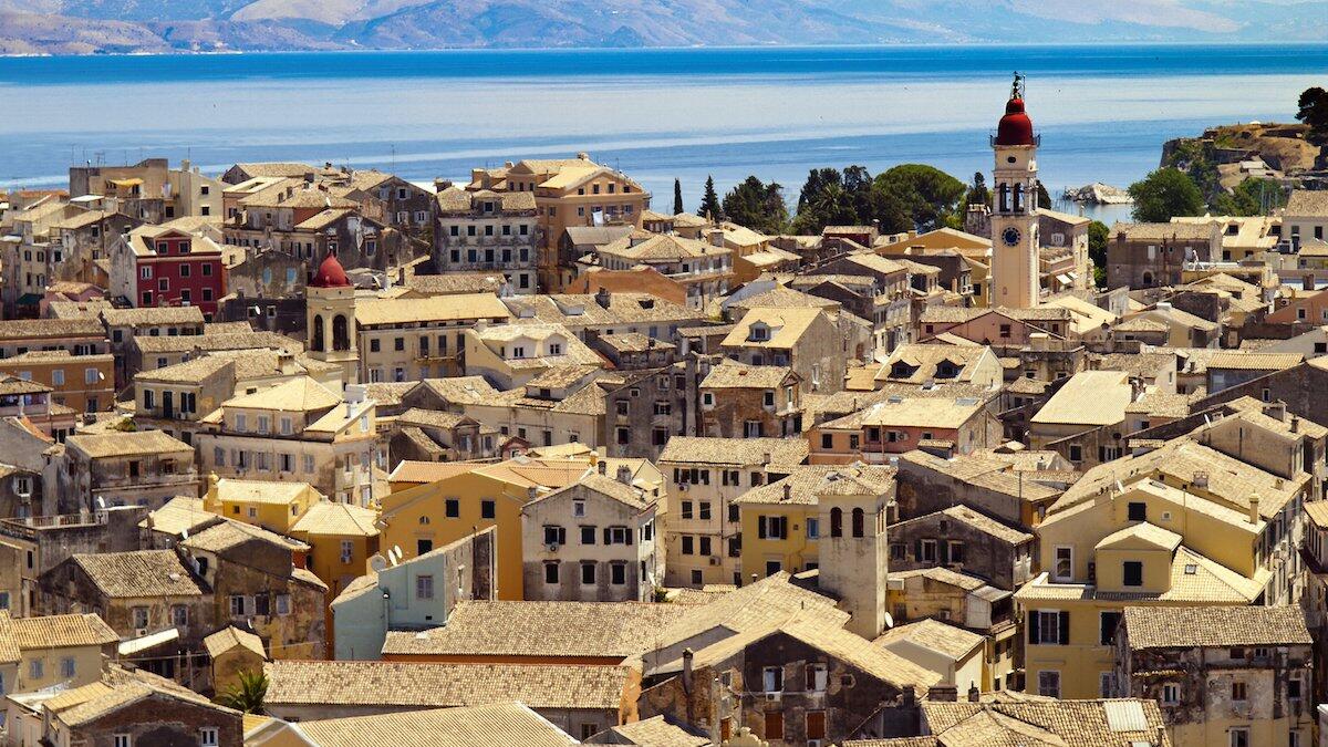 وتأتي كورفو في اليونان في المركز الثامن، حيث يحتاج الشخص الواحد لميزانية تقدر بحوالي 110.86 دولار، وتشمل على تكلفة الفندق 60.02 دولار، و وجبة طعام 29.58 دولار، وكوب من القهوة 2.90 دولار، وسيارة أجرة 7.60 دولار .