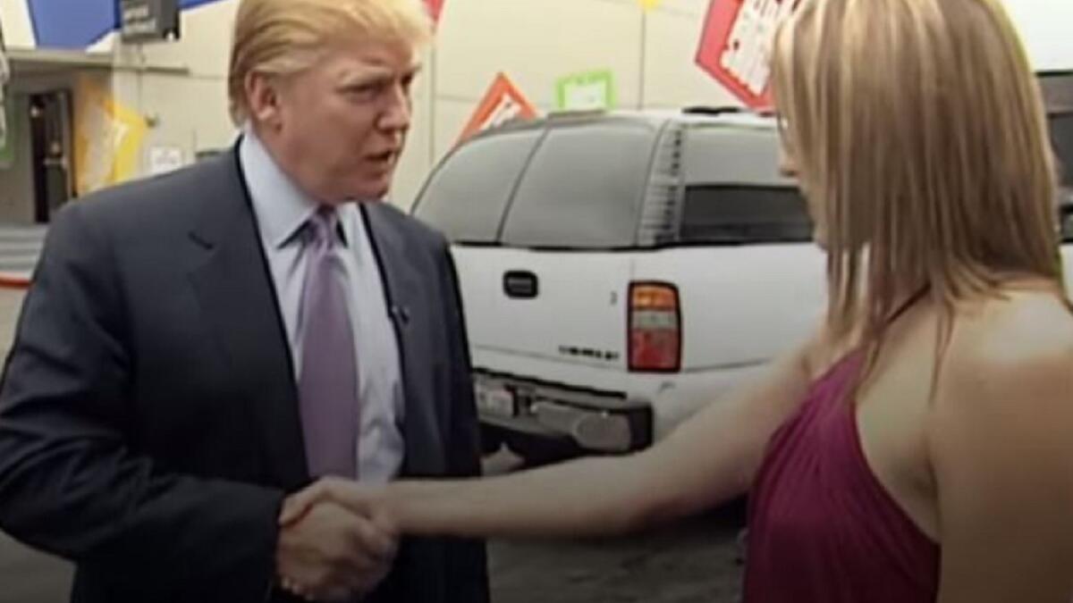 تلقت حملة ترامب انتكاسة مع نشر شريط فيديو يعود لعام 2005، يتفاخر فيه ترامب بتبني سلوك حيال النساء أقرب إلى المضايقات الجنسية، مستخدما كلاما بذيئا. للاعتذار بشكل رسمي عن تصريحات وصفت بأنها "جنسية وسوقية تجاه النساء"، تلفظ بها قبل ظهوره في برنامج تلفزيوني.