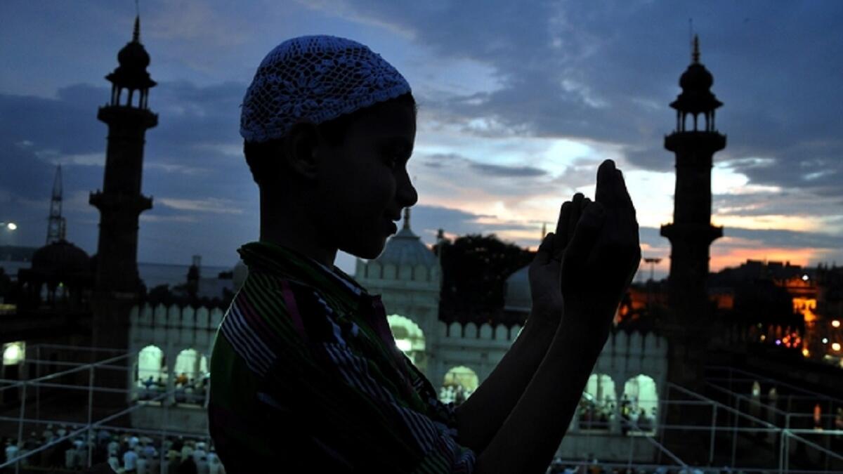الابتعاد عن المفسدات: الحرص على الإخلاص فهو ثمرة أعمال المسلم والبعد عن مفسدات الأعمال من الرياء والسمعة والعجب لا سيما من تولى بعض الأعمال الظاهرة للآخرين.