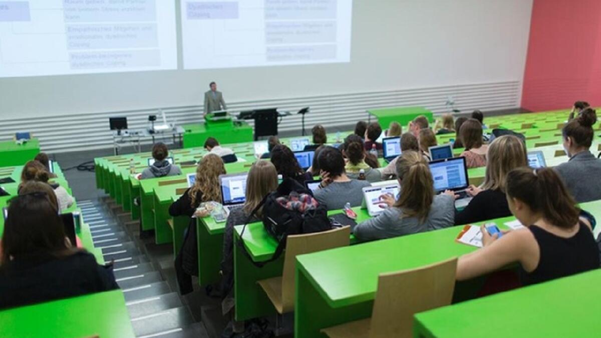 سويسرا:  تنفق 16,000 دولار لكل طالب من أجل التعليم، حيث تلقى ٨٦٪ من سكان سويسرا التعليم الثانوي كاملاً.