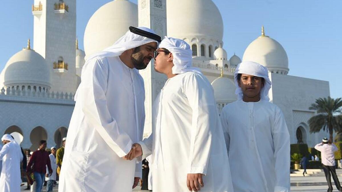 الامارات يهتم الشعب الاماراتي بالمواريث الشعبي ولذلك  يخرج الشعب بعد صلاة العيد للتهنئة و التهليل في الشوارع العامة بعد صلاة العيد. وتتميز العديد من الاطباق الشعبية بالحضور على مائدات الطعام يوم العيد و من اهمها الهريس و القهوة العربية و تقدم للضيوف والاهل.