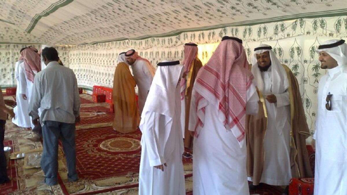 السعودية يتم الاجتماع في أول ساعات الصباح للذهاب الى صلاة العيد ثم تبدأ التهاني بين المصلين في المسجد ويتم استخدام تهاني خاصة مثل(من العايدين, من الفايزين, و كل عام و انت بخير)بعد ذلك يتم الاستعداد مع العائلة لاسقبال الضيوف سواء كان الاصدقاء و الجيران و الاهل