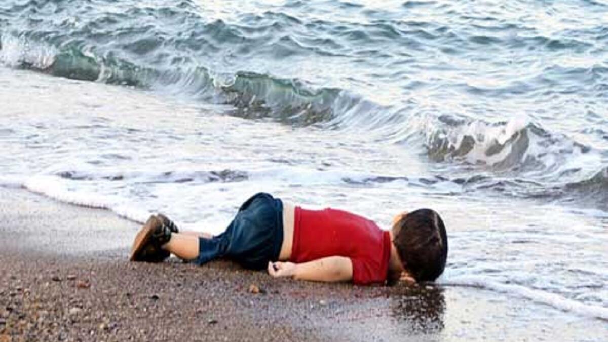 الطفل إيلان الكردي الذي توفي غرقاً أثناء محاولة عائلته الهروب من الحرب الدائرة في سوريا صورته المأساوية هزت العالم لفترة طويلة.