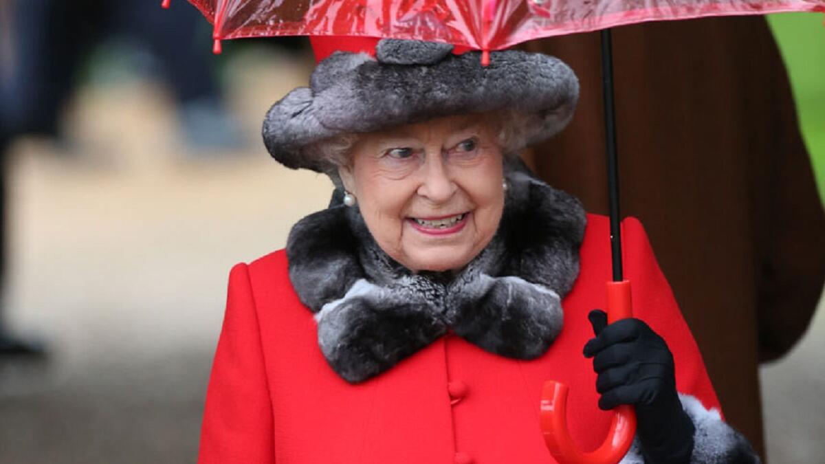 لديها شاعر تدفع له الكحول: اعتادت الملكة إليزابيث على تعيين شاعر البلاط في المملكة المتحدة، الذي يحصل على راتب سنوي قدره 5750 جنيه إسترليني (حوالي 7000 دولار) بالإضافة إلى برميل كامل من النبيذ.