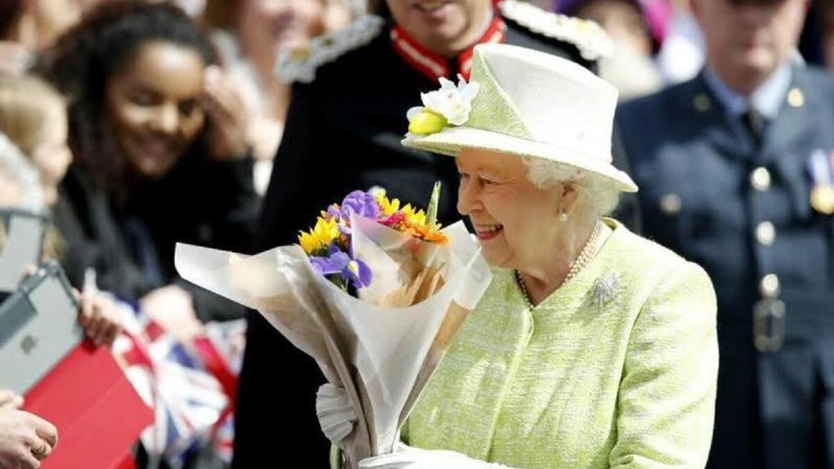 يمكنها تقليد صوت طائرة كونكورد أثناء الهبوط: تتمتع بحس عالٍ من الفكاهة وموهبة التقليد، فحسب ما ذكرته أسوشيتد برس ، ذكر مايكل مان، القس الملحق بكنيسة القصر، ذات مرة "إن تقليد الملكة لهبوط الكونكورد من أمتع الأشياء التي يُمكن أن تراها".