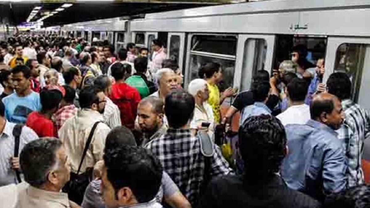 محدش واقف فى المواصلات: تصريح ساخن أصدره المهندس رزق على، رئيس مجلس إدارة هيئة النقل العام بالقاهرة، مؤكدا أنه نادرًا ما يرى راكبا واقفا فى الأتوبيس وغير جالس على مقعد، قائلا: "أنا رئيس هيئة النقل العام ونفسى أشوف راكب واقف”.