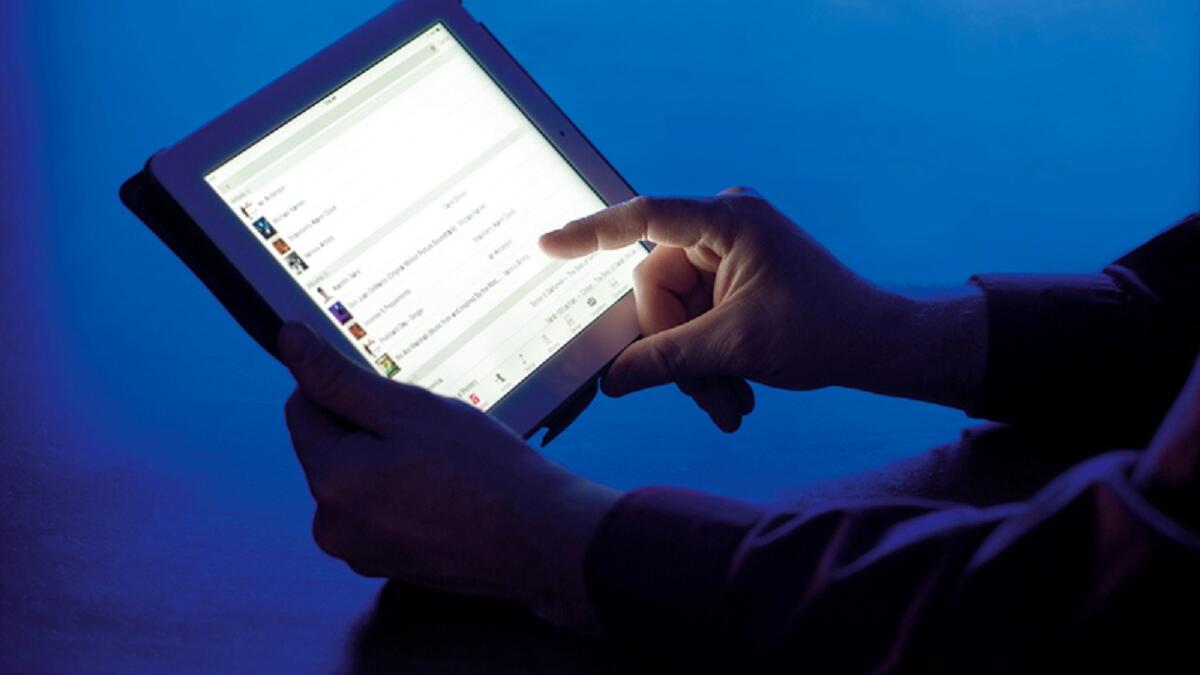 انتهاك خصوصية أي شخص عن طريق التنصت أو التسجيل أو نقل أو الكشف عن المحادثات بالصوت والصورة.. العقوبة: السجن لمدة لا تقل عن 6 أشهر وغرامة مالية بين 150 - 500 ألف درهم. أو إحدى هاتين العقوبتين.