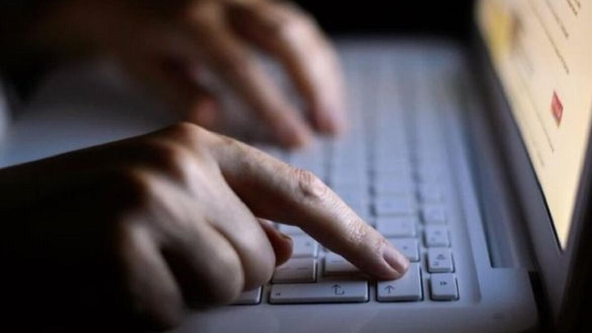 الإفصاح دون إذن عن معلومات سرية تم الحصول عليها أثناء أو بسبب العمل.. العقوبة: السجن لمدة لا تقل عن 6 أشهر وغرامة مالية بين 500 ألف و مليون درهم أو بإحدى هاتين العقوبتين.