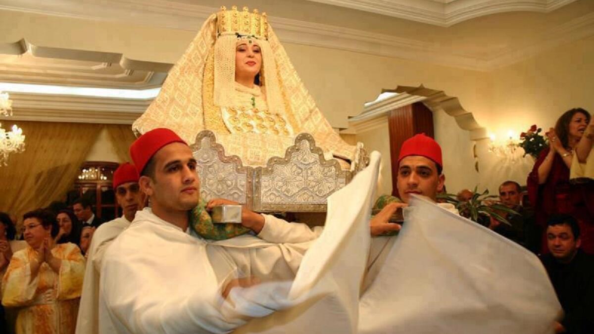 المغرب:
تمتطي العروس حصانًا لزيادة فرصها بإنجاب الأطفال الذكور، وترمي  بيضة مزينة بالحناء على جدار منزلها الجديد، ويجب أن ترتدي "اللبس الفاسي".