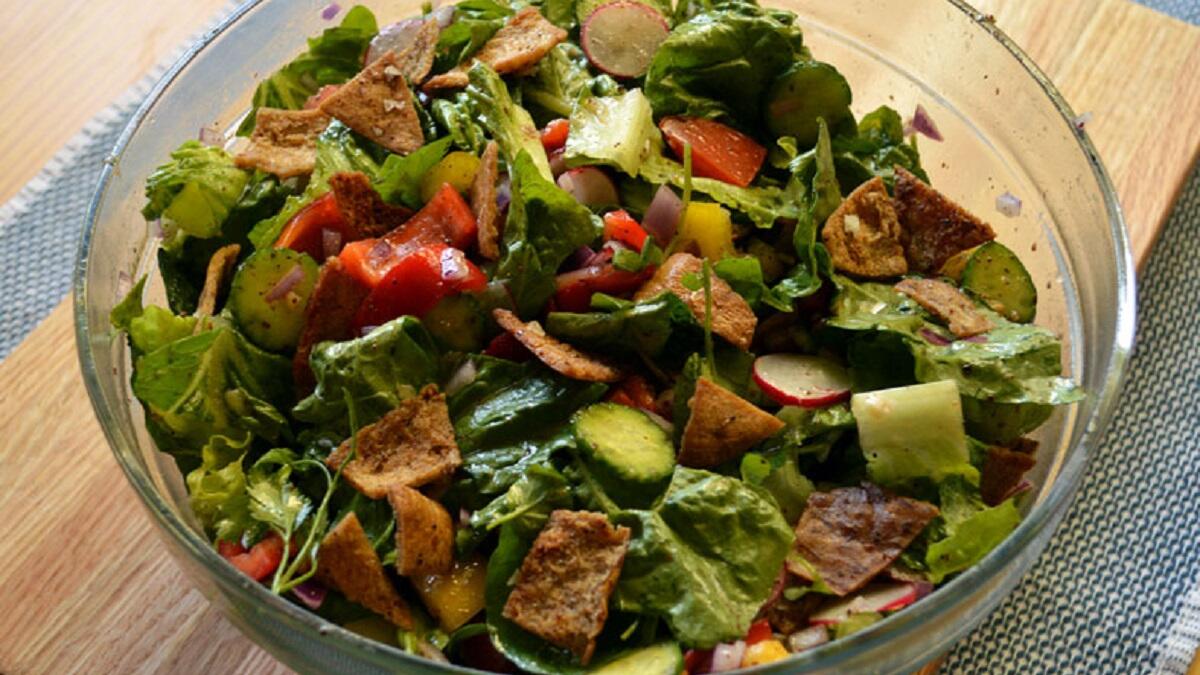 "الفتوش"  أشهر المأكولات اللبنانية التي تجدها على السفرة طيلة أيام الشهر الفضيل  عدا عن فوائدها العديدة.