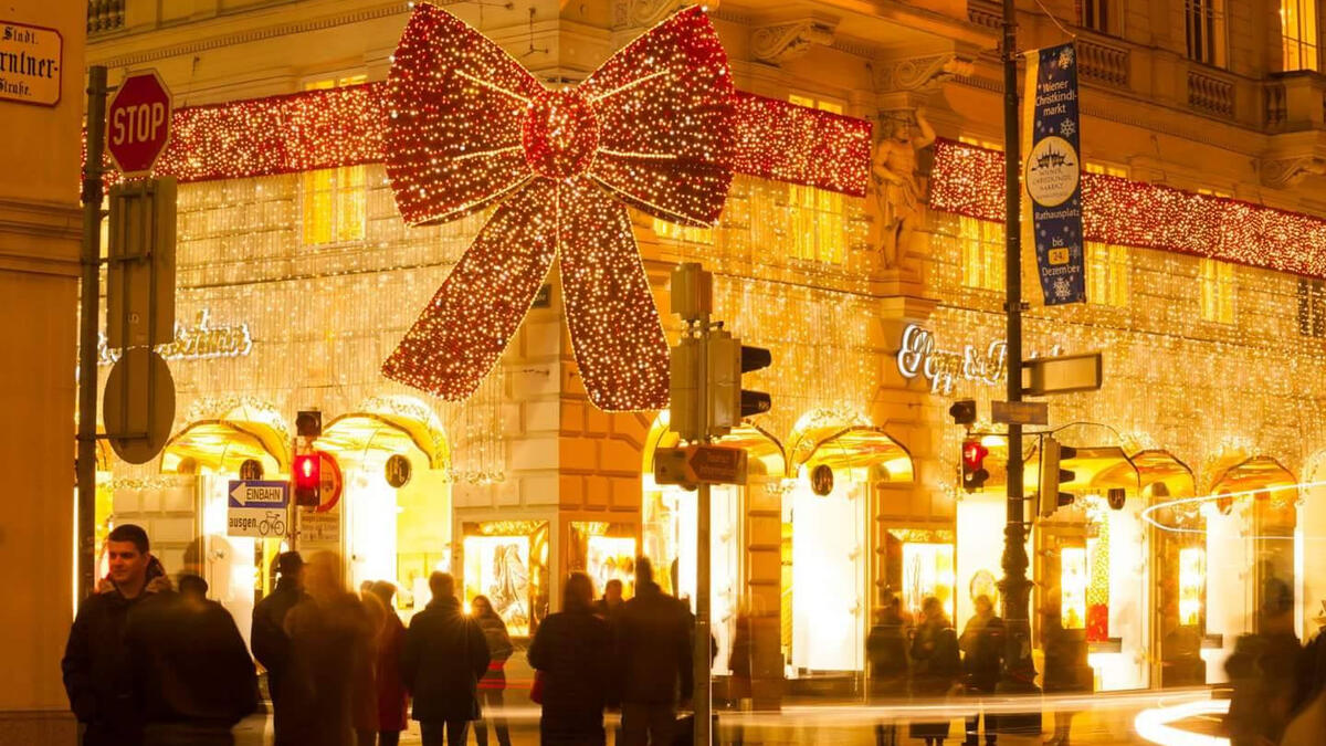 فيينا:
تتزين الشوارع  بإضاءة الكريسماس بطريقة مفرطة يعجب لها السائح، ويتبادل المارة الفطائر بالزنجبيل، ويتعرفون على بعضهم البعض كما لو كانوا من عائلة واحدة.