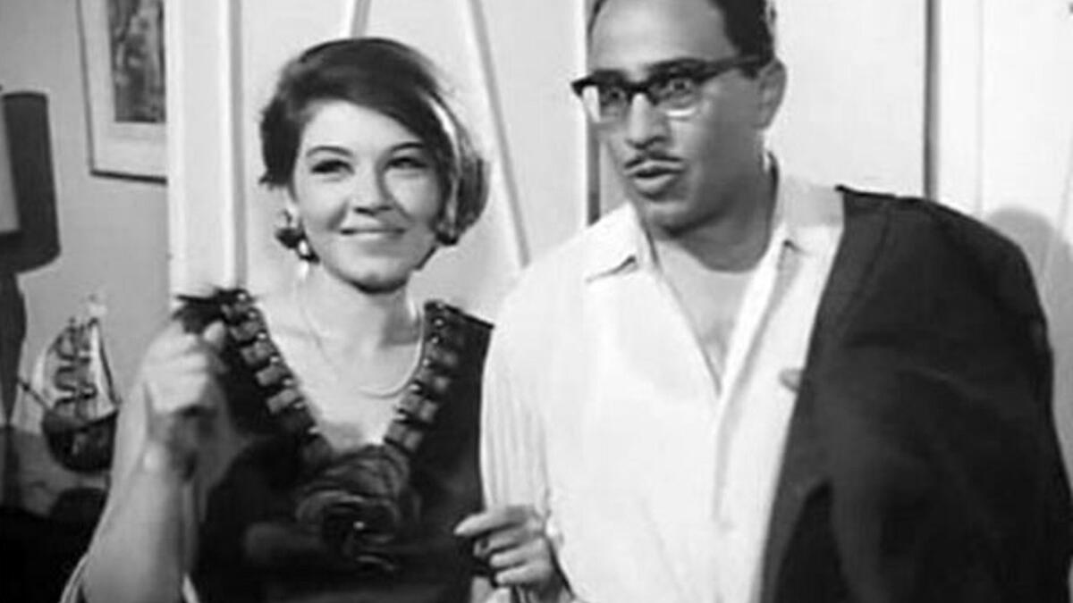 فؤاد المهندس وشويكار: التقيا للمرة الأولى في مسرحية "السكرتير الفني"، و أثناء تقديم أحد العروض، ليخرج المهندس عن النص قائلًا : "تتجوزيني يا بسكويتة؟!"، استمر زواجهما 20 عامًا قبل أن يحدث الطلاق.