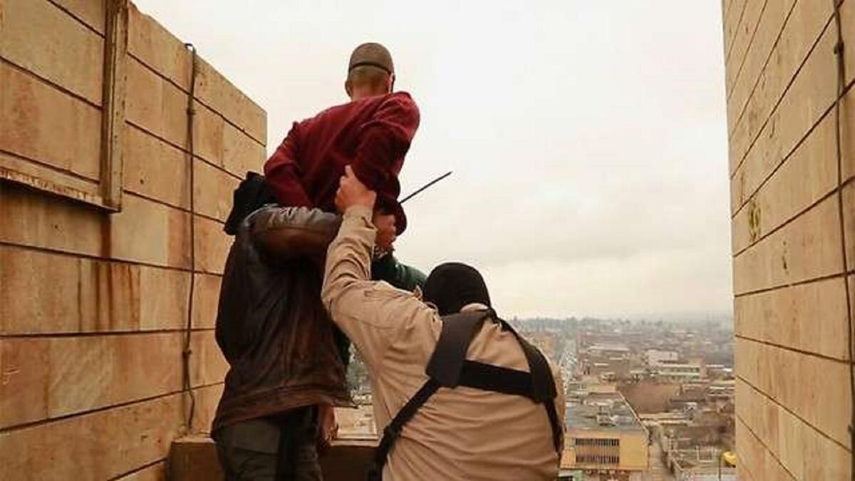 أعدم أفراد داعش رجلين في الموصل في العراق برميهما من سطح مبنى مرتفع، وذلك بتهمة انتمائهما إلى المثليين جنسيا.