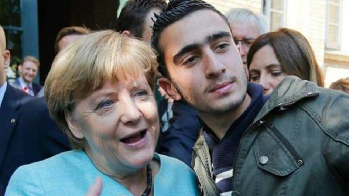 سيلفي لاجئ مع المستشارة الألمانية
التقط أنس مدماني صورة سيلفي مع المستشارة الألمانية أنجيلا ميركل أثناء زيارتها مخيم "شبانداو" للاجئين السوريين.