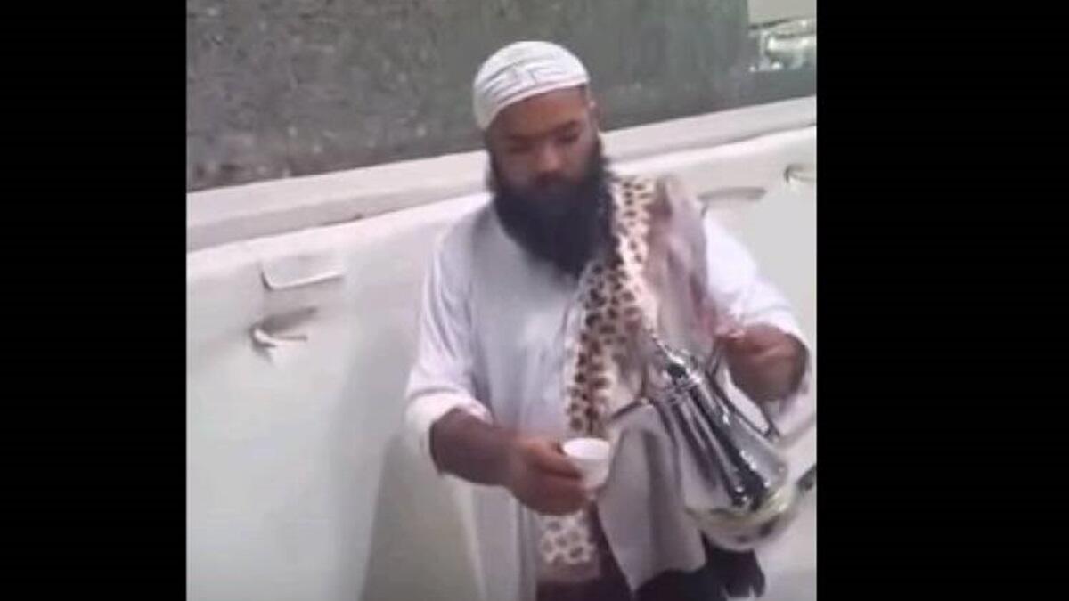 من المواقف الطريفة للحجاج انتشار فيديو لأحد الحجاج وهو يتناول قهوته أثناء رمي الجمرات.