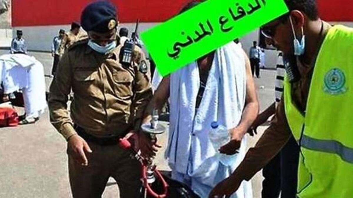 وموقف طريف أخر لحاج من الأردن وهي صورة تظهر الدفاع المدني يمسكون بالحاج وهو يدخن الشيشة "الأرجيلة" على جبل عرفات.