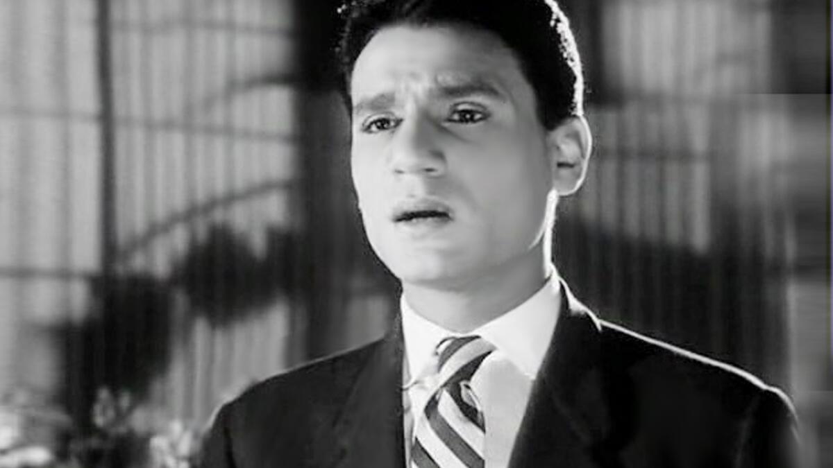 تغير من الفرح للحزن: مع تفاقم مرض البلهارسيا لديه بدءًا من عام 1956، نلاحظ أن نبرة التفاؤل بدأت تختفي من أغانيه تدريجيًا، لتحل محلها نبرة الحزن في أغانيه.