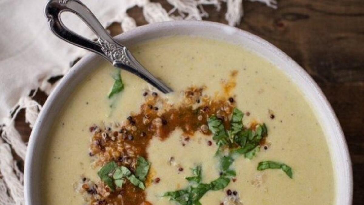 "الهريس" وهو أحد الأطباق التقليدية التي تعد في الخليج حيث يتكون من القمح المسلوق مع لحم الضأن المطبوخ وتوفر هذه الوجبة للجسم خلال شهر رمضان الكثير من البروتينات والطاقة.