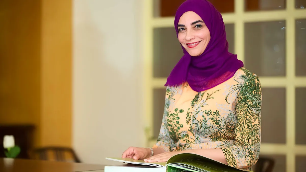 حياة سندي السعودية التي تمكنت من السفر وحدها إلى المملكة المتحدة عندما كانت شابة من أجل مواصلة التعليم العالي.ولقيت مجالات التشخيص والتكنولوجيا الحيوية والاختراعات إشادة في جميع أنحاء العالم.وهي واحدة من بين 30 امرأة تم تعيينهن في مجلس الشورى السعودي