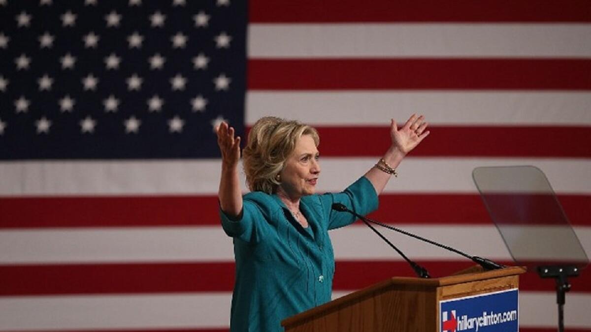 سلطت تسريبات "ويكيليكس" الضوء على الخطابات التي ألقتها كلينتون أمام مدراء أكبر شركات مالية أمريكية، حيث أظهرت المرشحة الديمقراطية علاقاتها الودية جدا مع العديد من أقوى شخصيات "وول ستريت".