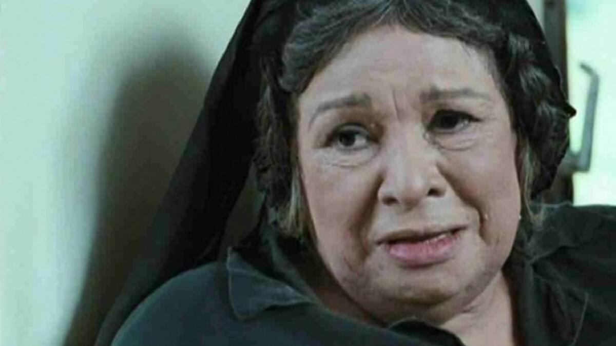 موقفها مع أحمد بدير: حين سافر إلى لندن لإجراء عملية بالأحبال الصوتية، اتصلت مختار ببنات بدير وأخبرتهن أن أباهن ترك معها نقودًا لهن، وتبين أنه لم يعطها أي شيء ولم يعلم إلا من بناته حين عاد.