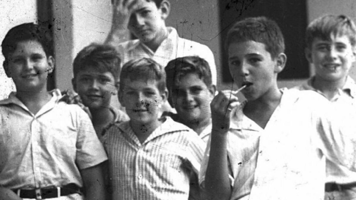 تلقى تعليمه في المدرسة التحضيرية، وفي عام1945م، التحق بجامعة هافانا حيث درس القانون. ثم عمل كمحامي في مكتب محاماة صغير وكان لديه طموح في الوصول إلى البرلمان."الثاني من اليمين"