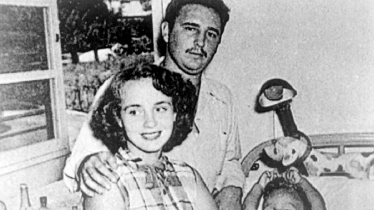 تزوج عام 1948 من ميرتا دياز- بالارت التي أنجبت له ابنه الأول ،ولكنهم انفصلا. فيما بعد التقى كاسترو بناتي ريفلتا،وأنجتب له ابنة وفي عام 1957التقى بسيليا سانشيز اتي قيل إنها الرفيقة الأساسية لحياته وفي الثمانينيات تزوج من داليا سوتو ديل فال التي أنجبت له 5 أبناء