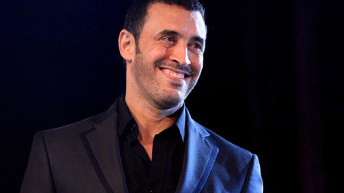 فاجأ قيصر الفناء العربي الفنان كاظم الساهر الجمهور بقيامه بتقديم اغنية أجنبية وهي "on love" على مسرح ذا فويس في حلقته النهائية.