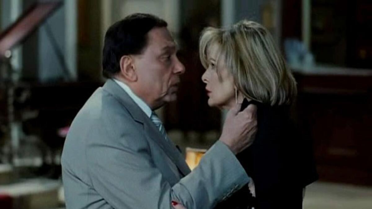 القبلات شيء اعتاد الجمهور رؤيته في أفلام عادل إمام ويسرا، إلا أن تقاليد المصريين رفضت قبلة الزعيم ليسرا، في فيلم «بوبوس»، حيث رأى الجمهور أن سن الفنانين الكبير جعل القبلة غير مقبولة، فما كان يحدث أمس، ليس مقبولاً أن يحدث اليوم.