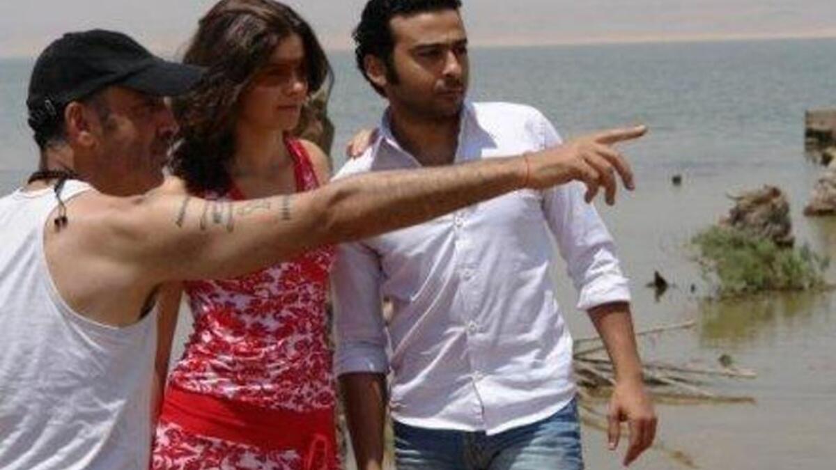 قبلات يسرا اللوزى الرومانسية اللذيذة مع أحمد عزمى فى «قبلات مسروقة».