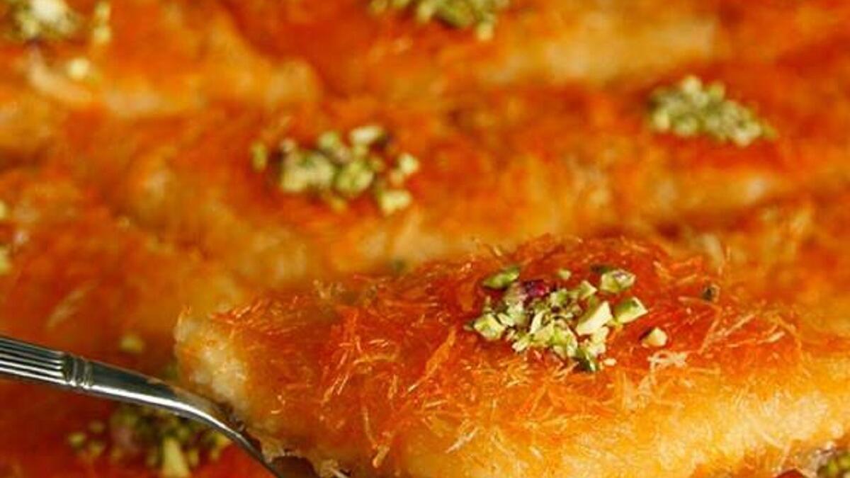 "الكنافة"على مائدة الافطار الفلسطينية تشتهر الكنافة بالجبن كطبق مميز، لكن في كثير من الدول العربية ومنها الامارات تشتهر الكنافة كحلوى مميزة مع القهوة العربية والفيمتو.