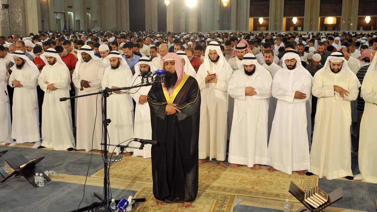 الكويت مذاق خاص وتتلخص ملامح رمضان في إقبال الناس على المساجد وتلاوة القرآن والذهاب إلى الأسواق والدواوين والسهر أمام الفضائيات والتواصل مع الأرحام وإعداد الولائم ودعوة العائلات لها وفي الكويت تشتهر (الهريس) كطبق رئيسي، وهناك أكلة التشريب.