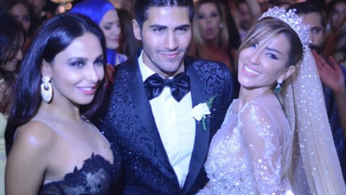 لفتت الفنانة الأردنية، ميس حمدان، الأنظار خلال الحفل، لأنها النجمة الوحيدة التي حضرت الزفاف، فضلًا عن إطلالتها التي لاقت إعجاب وإشادة الحضور.