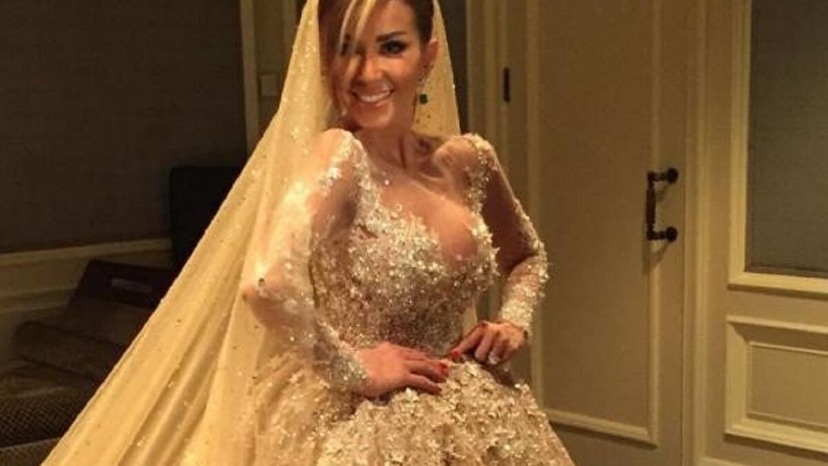 تألقت انجي بفستان جميل تم تصميمه خصيصًا لها على يدالمصمم نديم أوليفير لبوتيك "لابورجوازي" ، وهو مطرز بالكامل  بالألماس البراق حيث بدت انجي بغاية الأناقة والجمال، وارتدت عليه تاج كبير لتصير أشبه بالملكة. وقد قامت باستبدال فستانها بفستان آخر لا يقل جمالا عن الاول.