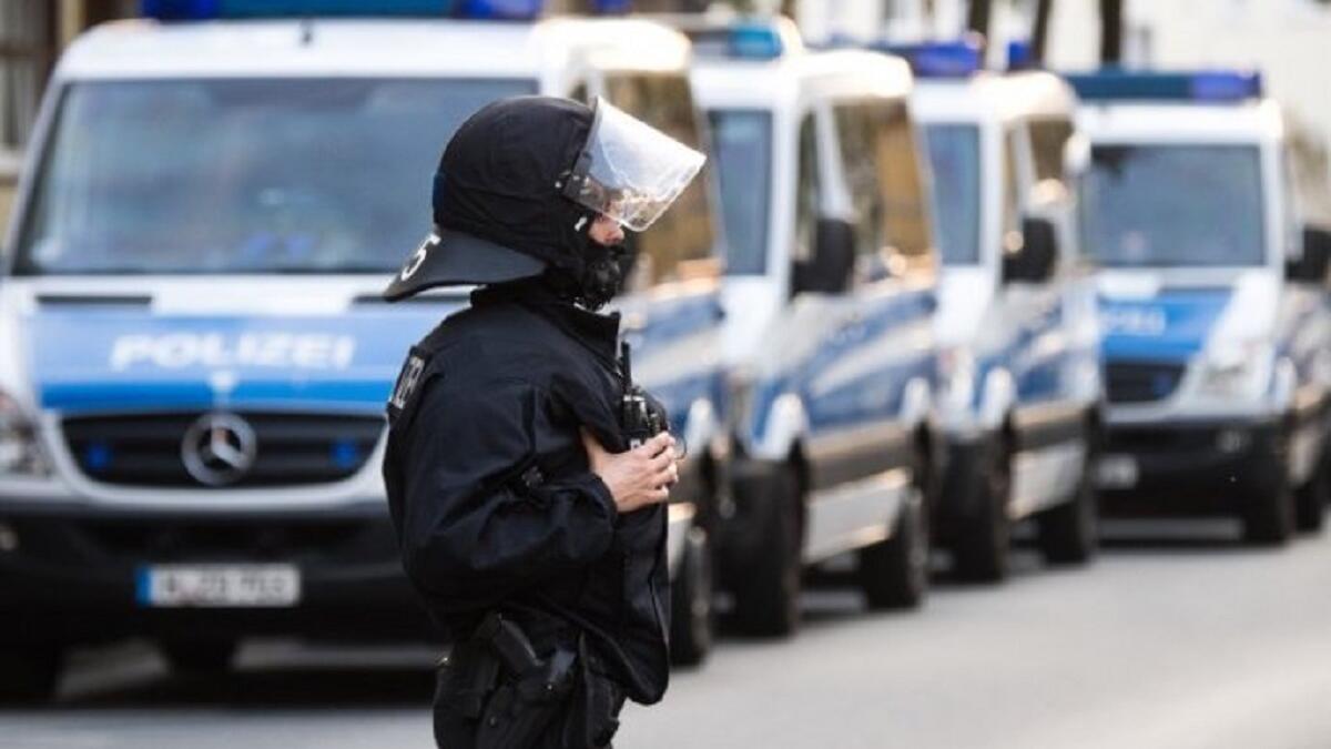 لم يتم الكشف حتى الآن عن هوية المشتبه بهم، وكانوا يرتدون أحزمة بها عبوات وهمية لإحداث أكبر قدر من الذعر، ولم تتبنَّ أي جهة الهجوم حتى الآن