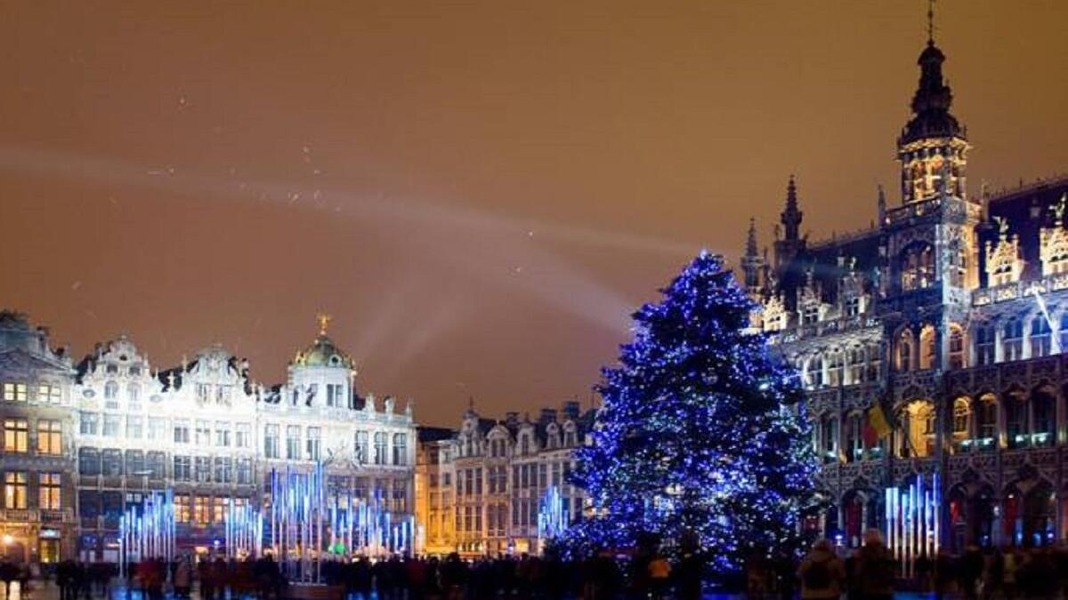 لندن:
تجمع لندن في العيد المجيد بين الاحتفالات الملكية الراقية، والاحتفالات الشعبية الصاخبة، كما أنها من أكثر الأماكن التي تقدم عروضًا خاصة في احتفالات رأس السنة للسائحين والمقيمين.