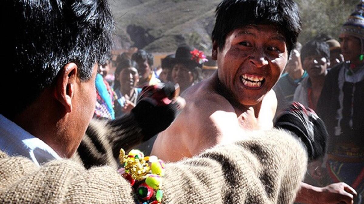 مهرجان "تينكو" للكم الجيران في بوليفيا وأصله من التاريخ البوليفي،في الحقبة ما قبل الإسبانية،حيث اتخذ سكان تينكو معنى هذا الكلام وقرروا أن يزودوا "باشاماما"بالقدر الذي تحتاجه من دماء جيرانهم.ويقوم المحتفلون به بضرب بعضهم بعضاً لا باليدين،وإنما بعصي وأحجار.