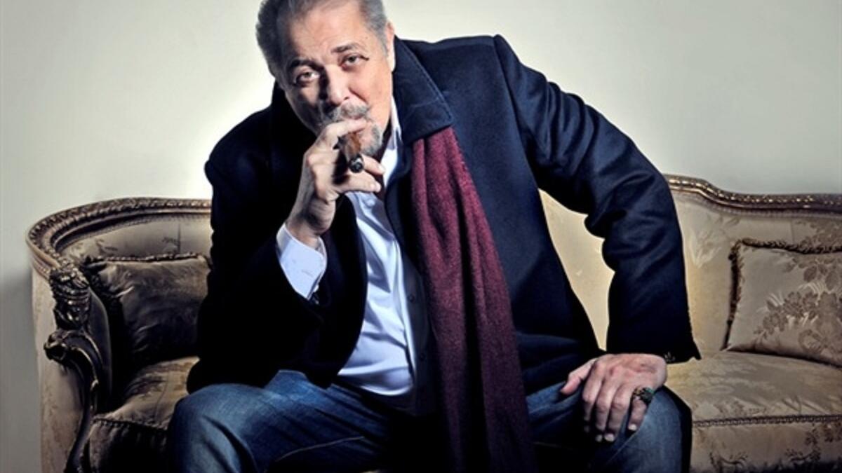 محمود عبد العزيز من مواليد 4 يونيو 1946 في الإسكندرية، تخرج من كلية الزراعة، كان ينتمي إلى أسرة متوسطة، والتحق بكلية الزراعة جامعة الإسكندرية وبدأ يمارس هواية التمثيل من خلال فريق المسرح بالكلية.