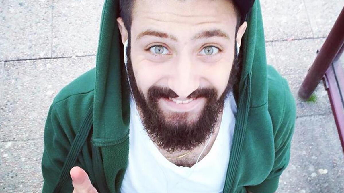 الشاب محمود بيطار لاجئ سوري اشتهر على وسائل التواصل الاجتماعي لتغييره الصورة النمطية عن حياة المهاجر في السويد.و قال لبي بي سي إن الكثير من السوريين يعتقدون أن السويد تقدم لطالبي اللجوء "سيارات فخمة، ومنازل كبيرة"وهذا غير حقيقي